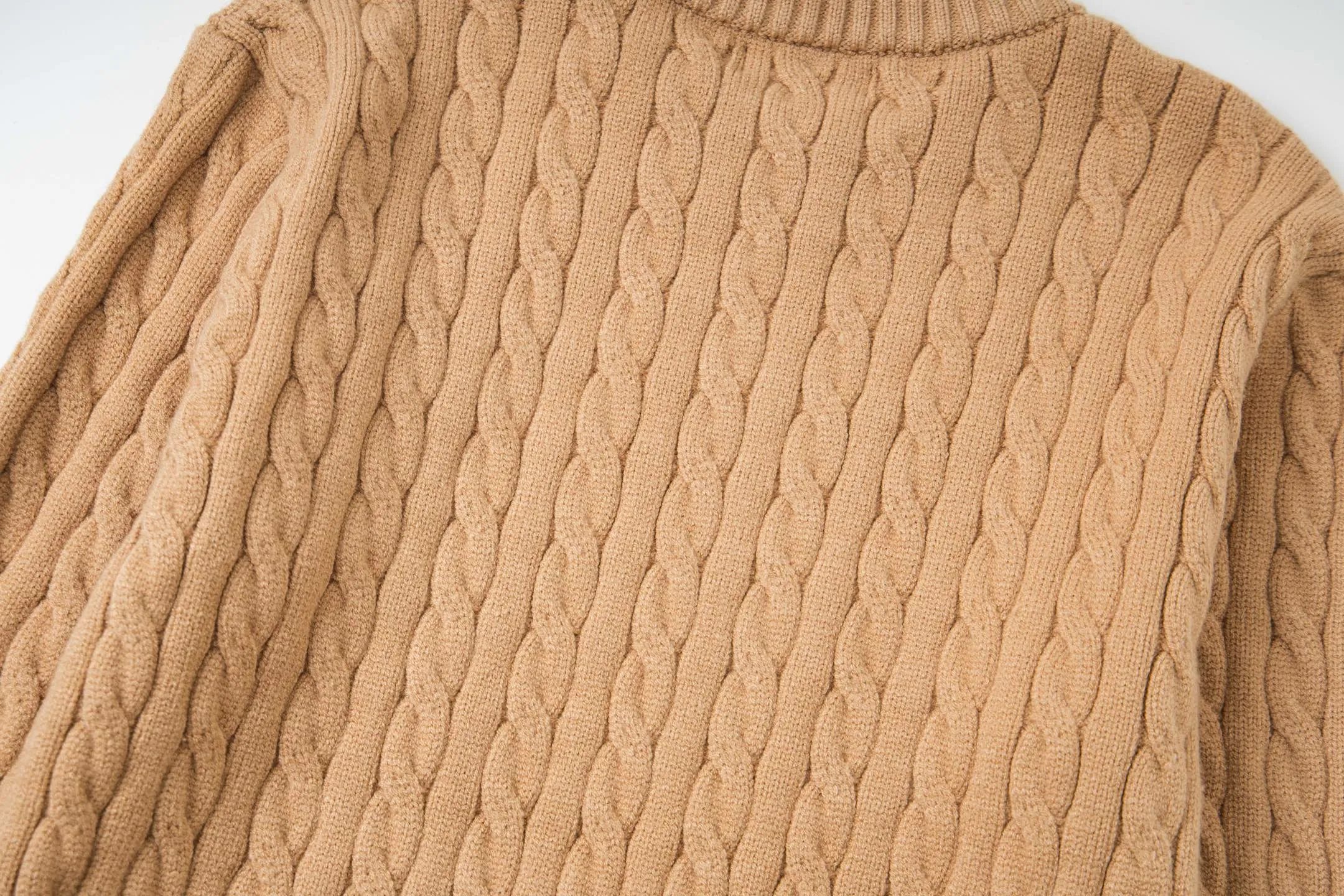 P210 model number: Y195 Ralph Lauren men's round neck sweater men's hemp flower original collar sweater. The version is really good-looking. It can be worn alone or as a jacket to be worn inside or outside. The upper body shows personal fashion charm. Four colors are available. The same style for men and women. A must-see item for new summer products. Tag, hanging grain, washed, packaging bag, full set of accessories. Very good appearance, super exquisite workmanship. Size: S-XL